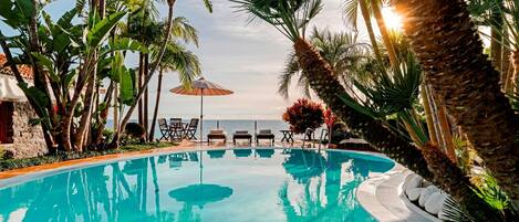 Una piscina climatizada, sillones reclinables de piscina