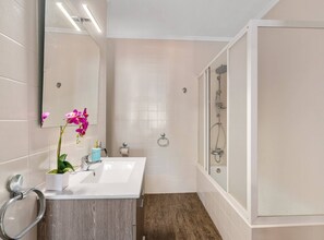Badewanne, Haartrockner, Handtücher