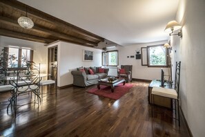 Una televisión, libros