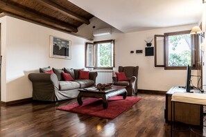TV, books - Mansarda Magritte - sleeps 5 guests  in 2 bedrooms (Venice)