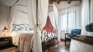 2 bedrooms, iron/ironing board, WiFi, bed sheets - Mansarda Magritte (Venice)