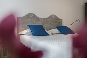 A bed with a wooden headboard, two pillows, and a bedside lamp. - Mansarda Magritte (Venice)