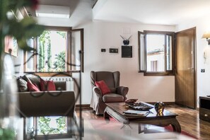Una televisión, libros