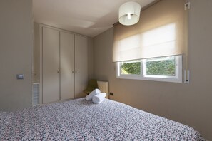 5 bedrooms, iron/ironing board, free WiFi, bed sheets