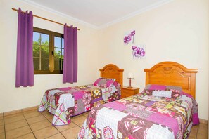 5 bedrooms, iron/ironing board, WiFi, bed sheets