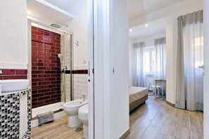 Shower, hair dryer, bidet, towels
