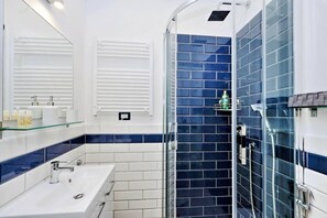 Shower, hair dryer, bidet, towels