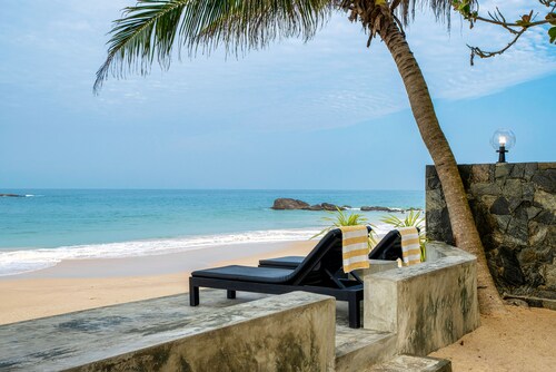 Blue Parrot Beach Villa right on beach with privat swimming pool