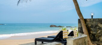 Blue Parrot Beach Villa right on beach with privat swimming pool