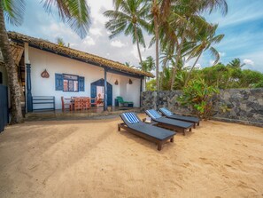 Terrace/patio - Blue Parrot Beach Villa Righ on the white sand beach, (Ambalangoda)