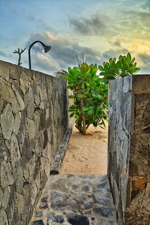 Property grounds - Blue Parrot Beach Villa Righ on the white sand beach, (Ambalangoda)