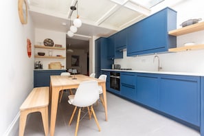 Kühlschrank, Mikrowelle, Geschirrspüler