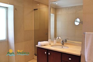 أحواض استحمام، مجففات شعر، مراحيض شطف، مناشف