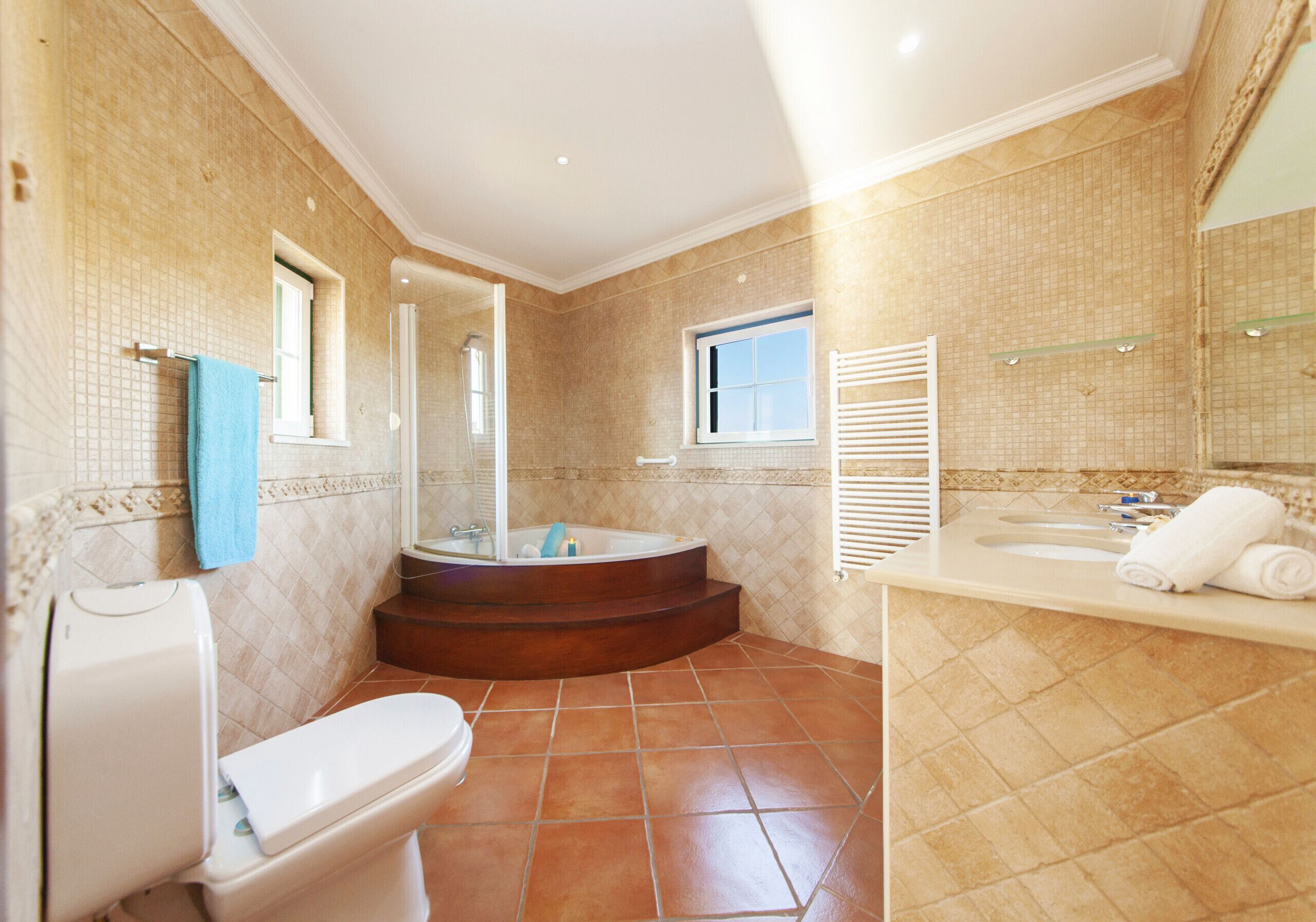Combined shower/bathtub, hair dryer, towels