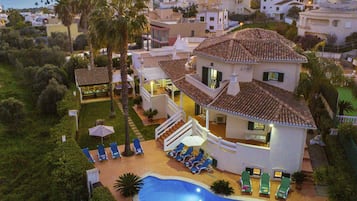 Een verwarmd zwembad en ligstoelen