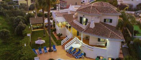 Beheizter Pool, Liegestühle