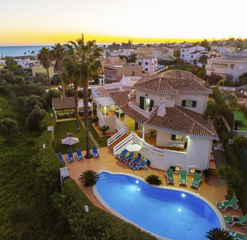 Villa w/ heatable pool, jacuzzi & BBQ, Armação