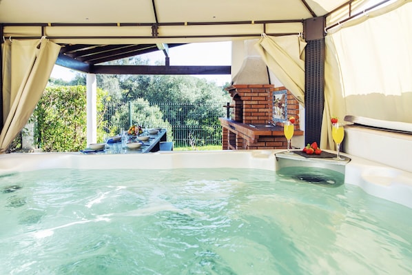 Una piscina riscaldata, lettini
