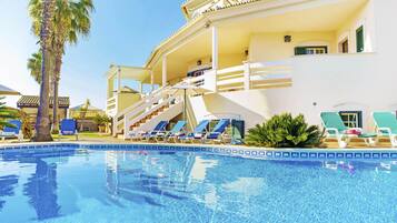 Piscine chauffée, chaises longues