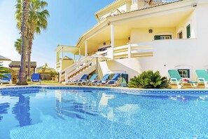 恒温泳池，日光浴躺椅