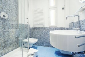 Dusche, Whirlpool, Haartrockner, Bidet
