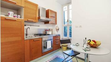 Frigorifero, forno, piano cottura, macchina per tè/caffè