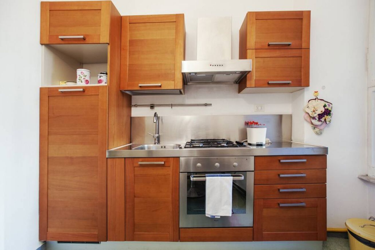 Kühlschrank, Ofen, Herdplatte, Wasserkocher mit Kaffee-/Teezubehör