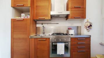 KĂŒhlschrank, Ofen, Herdplatte, Wasserkocher mit Kaffee-/Teezubehör