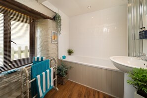 Combined shower/bathtub, towels - Two-bedroom, pet friendly holiday cottage set in Fowey and within walking distance of the beach (Fowey)