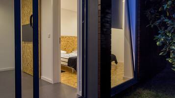 2 quartos, ferros/tábuas de passar roupa, acesso à internet