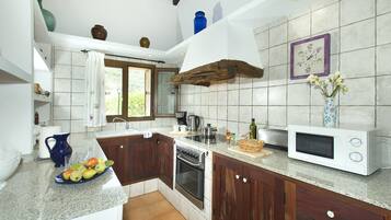 Een koelkast, een microgolfoven, een oven, een vaatwasser