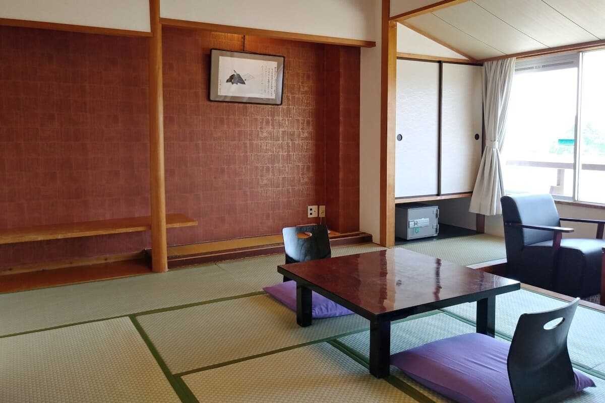 In-room safe, bed sheets