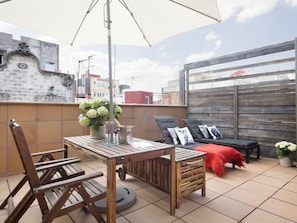Outdoor dining - My Space Barcelona penthouse in Gràcia with terrace and pool for 6 pax (Barcelona)