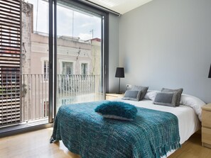 2 makuuhuonetta, tallelokero huoneessa, silitysrauta/-lauta