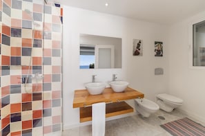 Bathtub, hair dryer, towels