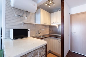 Kühlschrank, Mikrowelle, Wasserkocher mit Kaffee-/Teezubehör