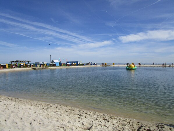 Ligstoelen aan het strand