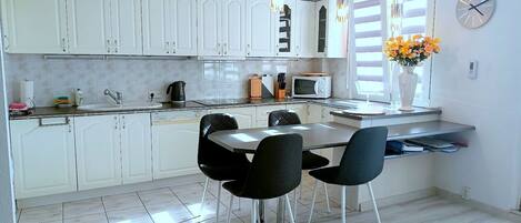 Een koelkast, een magnetron, een kookplaat, een vaatwasser