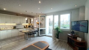 Frigorifero, microonde, piano cottura, lavastoviglie