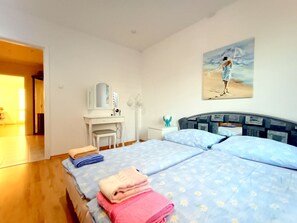 1 habitación, tabla de planchar con plancha, wifi gratis y ropa de cama 