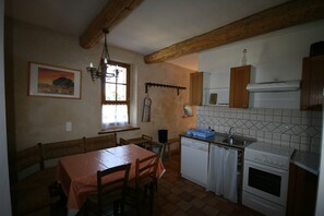 Réfrigérateur, four à micro-ondes, un four, surface de cuisson