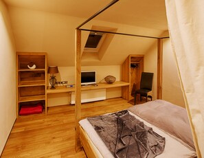 1 bedroom, iron/ironing board, Internet, bed sheets - Turmsuite Hofgut Held, fantastic for lovers with an unforgettable view (Rommersheim)