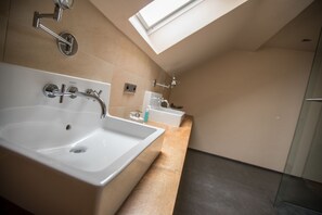 Hair dryer, towels - Turmsuite Hofgut Held, fantastic for lovers with an unforgettable view (Rommersheim)