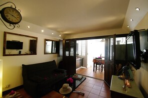 TV, DVD player, books - Apartment with swimming pool and private beach, with a separate bedroom (Saint-François)