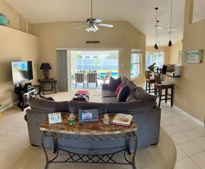 Smart TV, DVD player, books, music library - VILLA PALM ISLAND - Dream villa in an exclusive location - large pool - south-facing (Cape Coral)