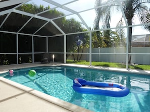 Una piscina al aire libre, una piscina climatizada