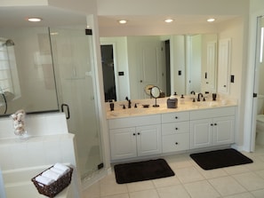 Bathtub, hair dryer, towels, soap - VILLA PALM ISLAND - Dream villa in an exclusive location - large pool - south-facing (Cape Coral)