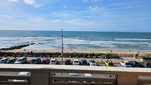 A beach view with parked cars and a clear sky. - Pasino bright apartment,+Terrace15m²,face mer, WIFI, Parking included, 8p,N°6 (Lacanau)