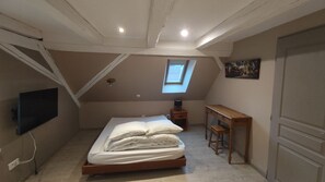 4 bedrooms, desk, iron/ironing board, travel cot