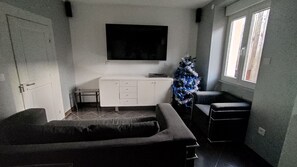 Smart TV, DVD player, ping pong, stereo